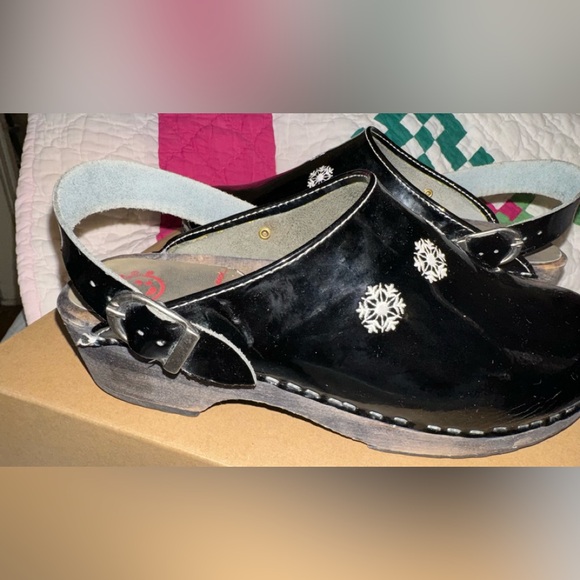 Hanna Andersson Black Patent Leather Snowflake Wooden Clogs Sz -11 (euro sz42) - Picture 8 of 15